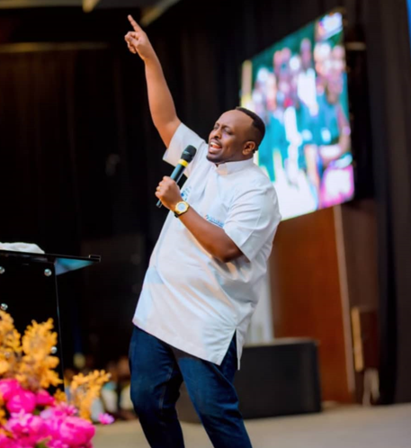 Umuramyi Confi afite gahunda yo kuzenguruka I burayi ari kubyina umukunga