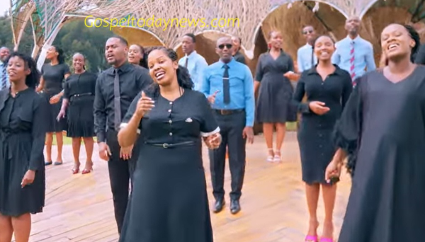 Adonai Family Choir yongeye gusaba abizera kwiringira Yesu mu bihe bigoye mu ndirimbo “Ni uwo kwizerwa”