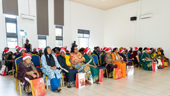 Ababyeyi b’Intwaza bafashijwe na Unity Club Intwararumuri kwizihiza iminsi mikuru