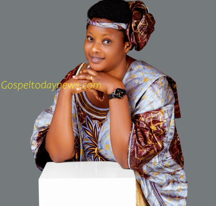 Aline Uwera yasohoye indirimbo nshya “Ongera wivuge Mana” ishingiye ku isengesho n’ubuhamya bw’ukwizera