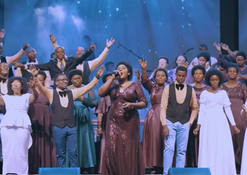 Korali Shalom yagarutse ku butumwa bw’ubugingo bw’iteka ibinyujije mu ndirimbo nshya “Ijambo Nyamukuru”