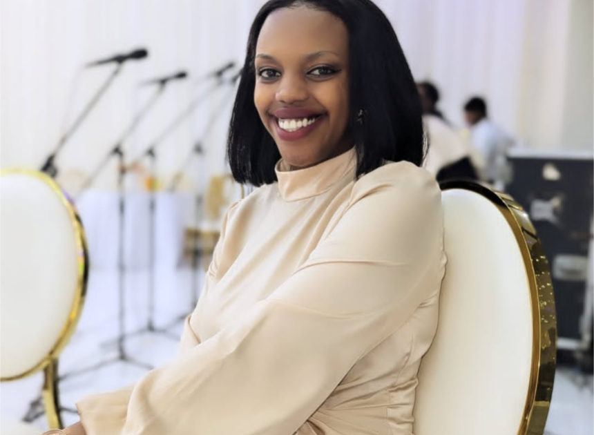 Umuramyi Rachel Queen Uwineza wamenyekanye muri “Hari  Impamvu” ya Israel mbonyi agiye gutaramira i Kigali