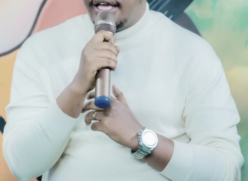 Danny Mutabazi umwanditsi w’ibihe byose agarukanye ibihe byiza na  album nshya Waranzuye