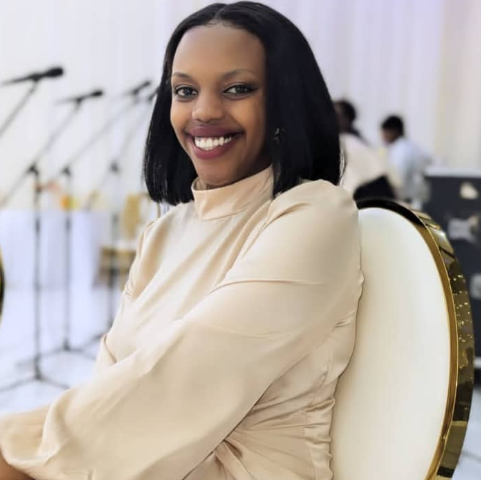 Umuramyi Rachel Queen Uwineza wamenyekanye muri “Hari  Impamvu” ya Israel mbonyi agiye gutaramira i Kigali