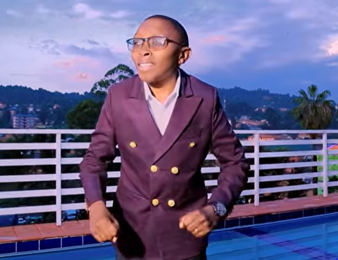 Cyrus Azizi: Umuhanzi w’indirimbo zo kuramya no guhimbaza Imana ukomeje kwigarurira imitima ya benshi muri Kenya