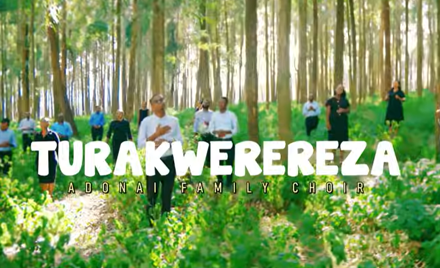 Korali Adonai Family yabwiye abantu ko kwiringira Imana no kuyitura imitima inaniwe ari soko y’imbaraga mu ndirimbo “Turakwerereza”