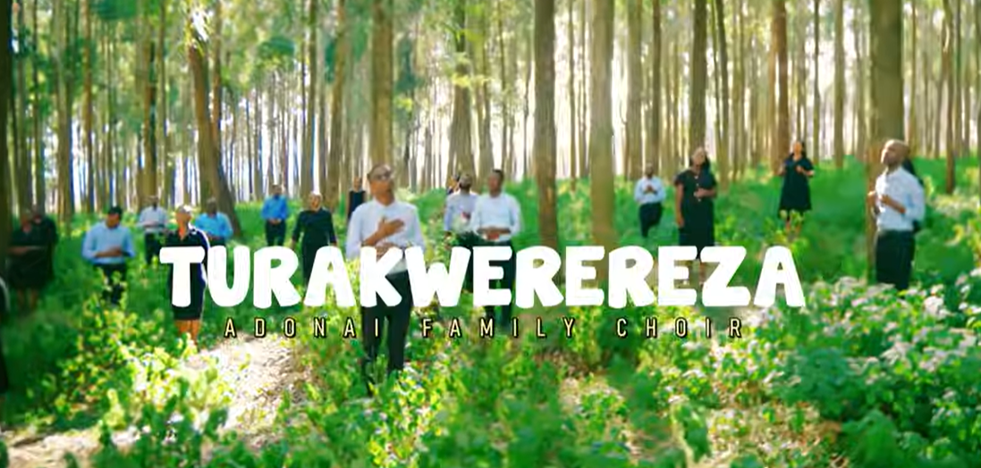 Korali Adonai Family yabwiye abantu ko kwiringira Imana no kuyitura imitima inaniwe ari soko y’imbaraga mu ndirimbo “Turakwerereza”