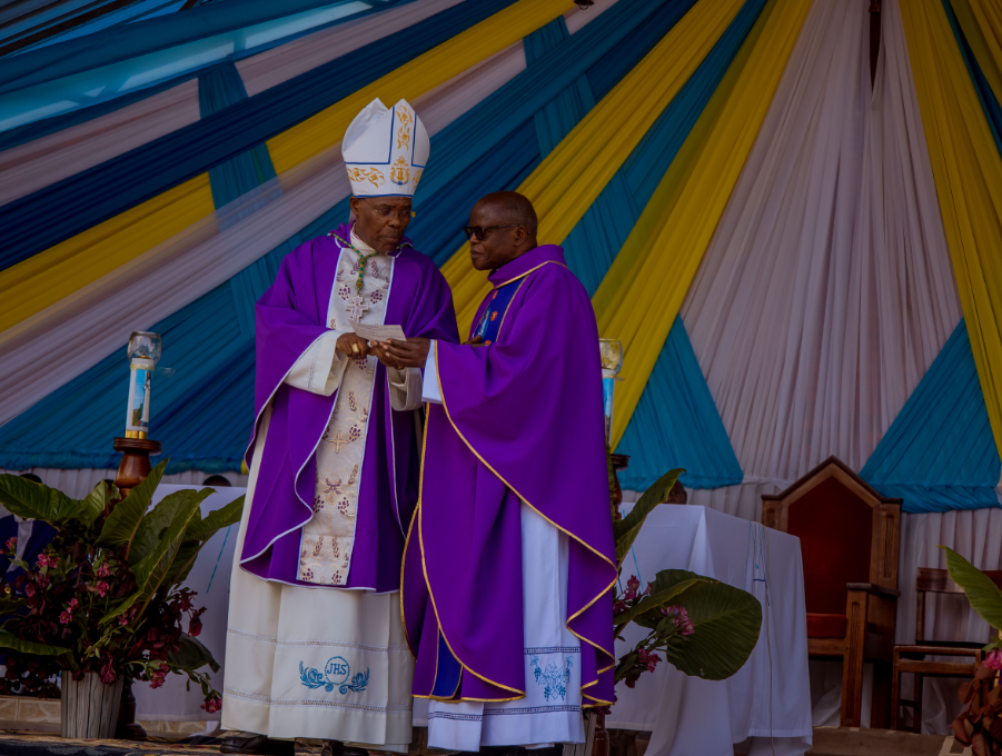 Mu rugendo bakoreye i Kibeho, Abakirisitu ba Diyosezi ya Nyundo batanze inkunga irenga miliyoni 15 zo kwagura Ingoro ya Bikira Mariya