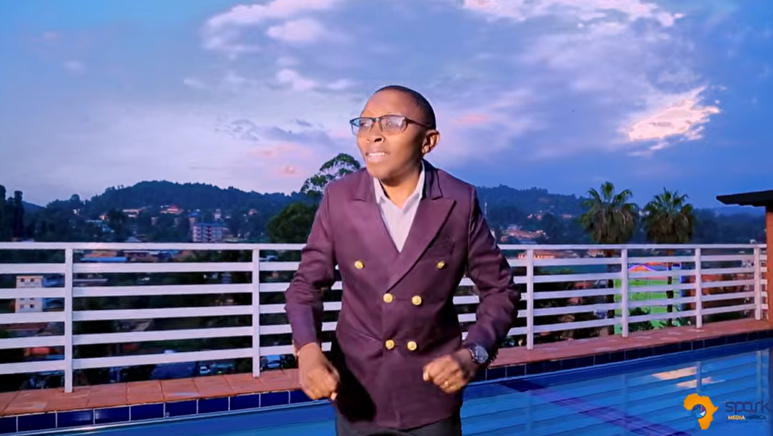 Cyrus Azizi: Umuhanzi w’indirimbo zo kuramya no guhimbaza Imana ukomeje kwigarurira imitima ya benshi muri Kenya