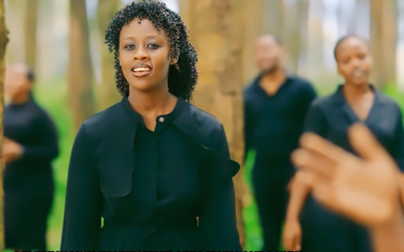 Korali Adonai Family yabwiye abantu ko kwiringira Imana no kuyitura imitima inaniwe ari soko y’imbaraga mu ndirimbo “Turakwerereza”