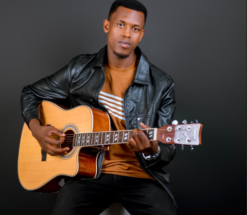 Manzi Lucien Yateguje Umugoroba Ukomeye Wo Kuramya Imana yise “At the Feet of the Lord”