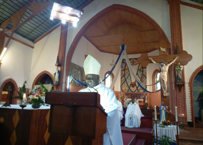 Ababyeyi n’abarezi basabwe na Musenyeri Ntivuguruzwa gutoza abana umuco nyarwanda