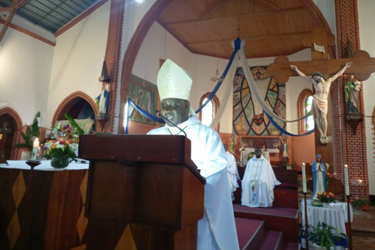 Ababyeyi n’abarezi basabwe na Musenyeri Ntivuguruzwa gutoza abana umuco nyarwanda