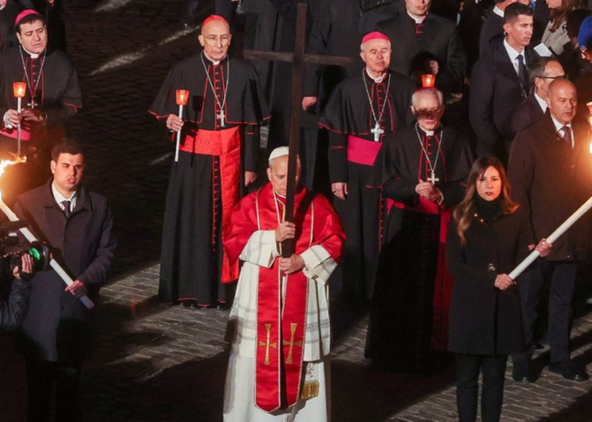 Papa Leo XIV yikoreye umusaraba muri Colosseum, ashimangira ubutumwa bw’amahoro n’ubufatanye ku Isi