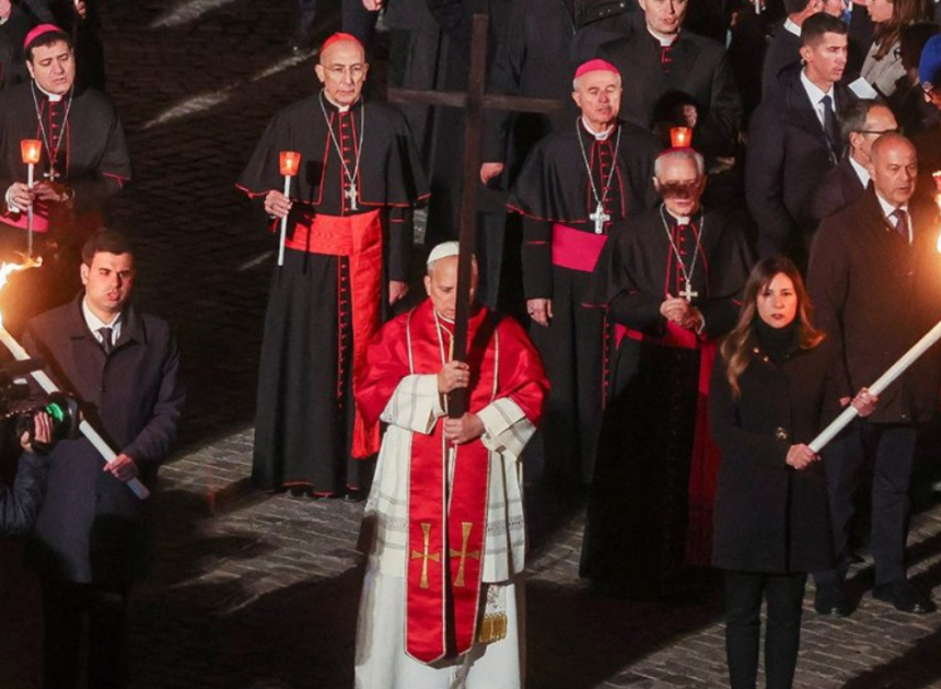 Papa Leo XIV yikoreye umusaraba muri Colosseum, ashimangira ubutumwa bw’amahoro n’ubufatanye ku Isi