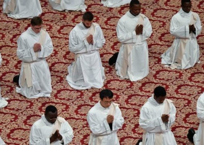 Abapadiri cumi na babiri biteganyijwe ko bazozwa ibirenge na Papa Leo XIV mu Misa yo ku wa Kane Mutagatifu i Roma