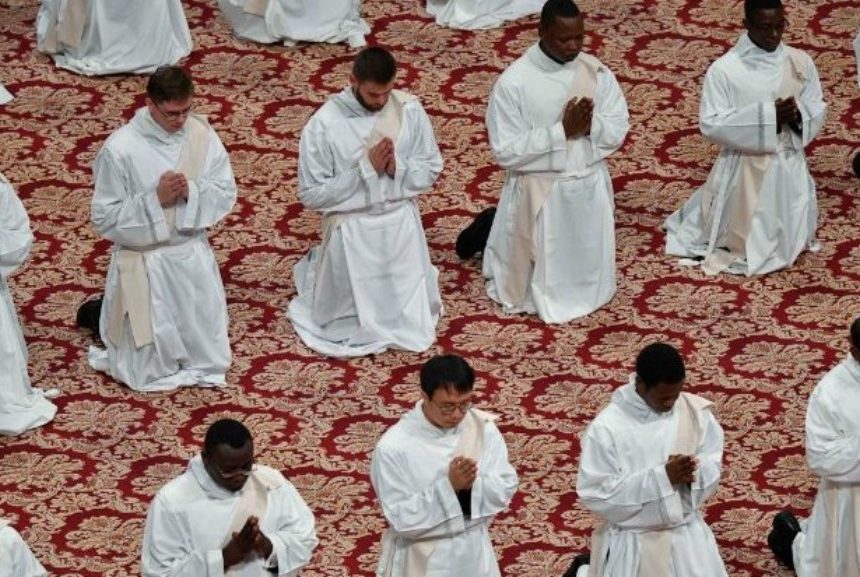 Abapadiri cumi na babiri biteganyijwe ko bazozwa ibirenge na Papa Leo XIV mu Misa yo ku wa Kane Mutagatifu i Roma