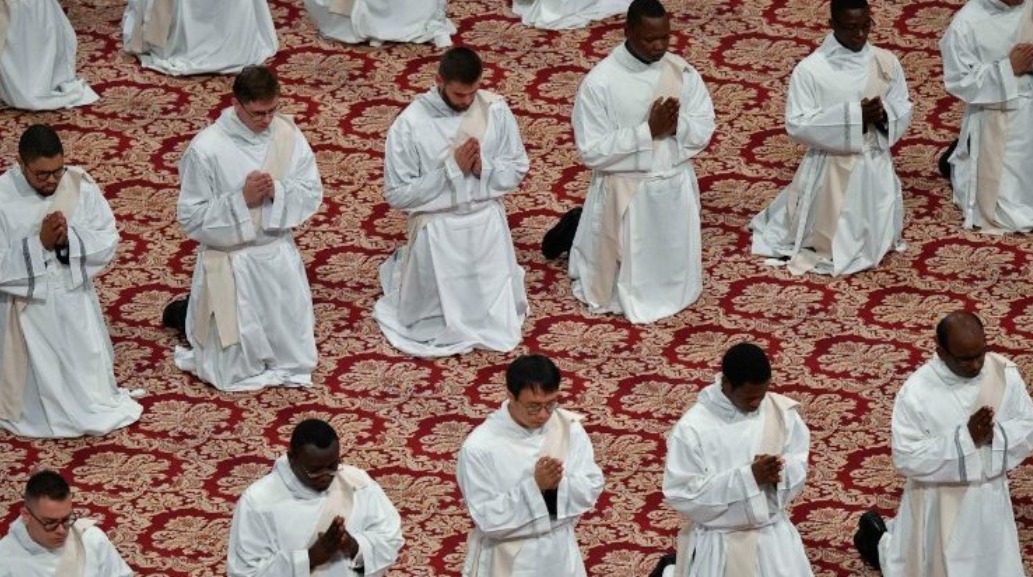 Abapadiri cumi na babiri biteganyijwe ko bazozwa ibirenge na Papa Leo XIV mu Misa yo ku wa Kane Mutagatifu i Roma