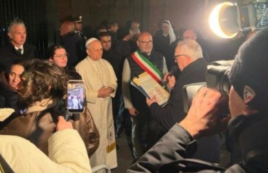 Papa Leo XIV yasabye abayobozi b’isi gushyira imbere ibiganiro by’amahoro kuruta gushora intambara