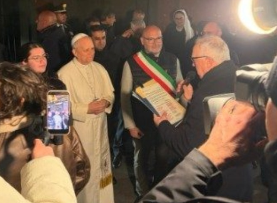 Papa Leo XIV yasabye abayobozi b’isi gushyira imbere ibiganiro by’amahoro kuruta gushora intambara