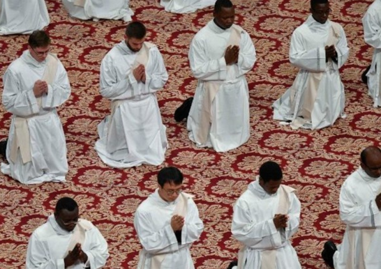 Abapadiri cumi na babiri biteganyijwe ko bazozwa ibirenge na Papa Leo XIV mu Misa yo ku wa Kane Mutagatifu i Roma