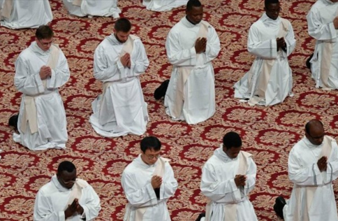 Abapadiri cumi na babiri biteganyijwe ko bazozwa ibirenge na Papa Leo XIV mu Misa yo ku wa Kane Mutagatifu i Roma