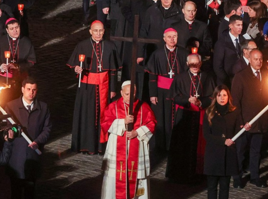 Papa Leo XIV yikoreye umusaraba muri Colosseum, ashimangira ubutumwa bw’amahoro n’ubufatanye ku Isi