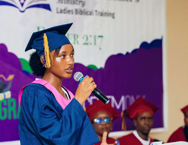 Alicia Ufitimana yarangije amasomo ya Bibiliya akomeje kumuherekeza mu muhamagaro we