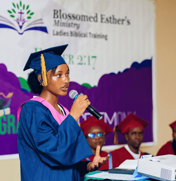 Alicia Ufitimana yarangije amasomo ya Bibiliya akomeje kumuherekeza mu muhamagaro we