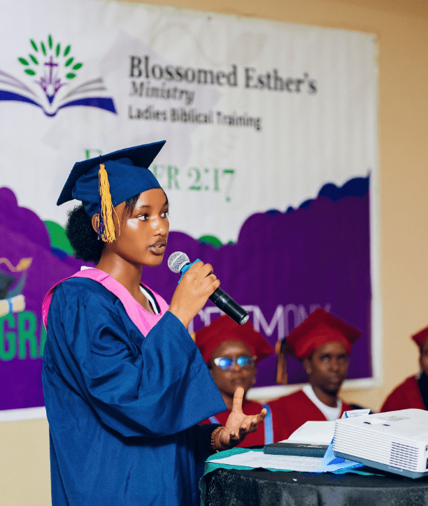 Alicia Ufitimana yarangije amasomo ya Bibiliya akomeje kumuherekeza mu muhamagaro we